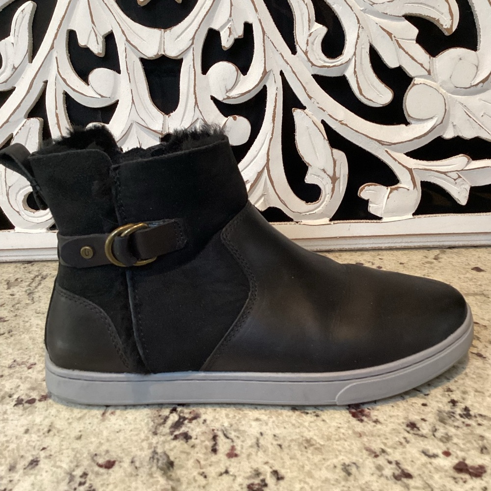 OluKai Hulu Black Sherpa Lined Booties Size 6.5